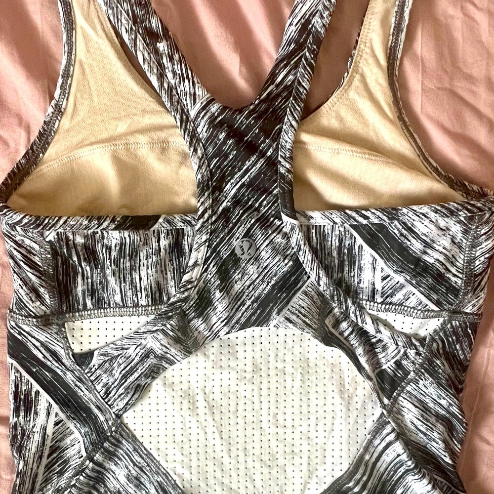 Black/white lululemon tank size 4